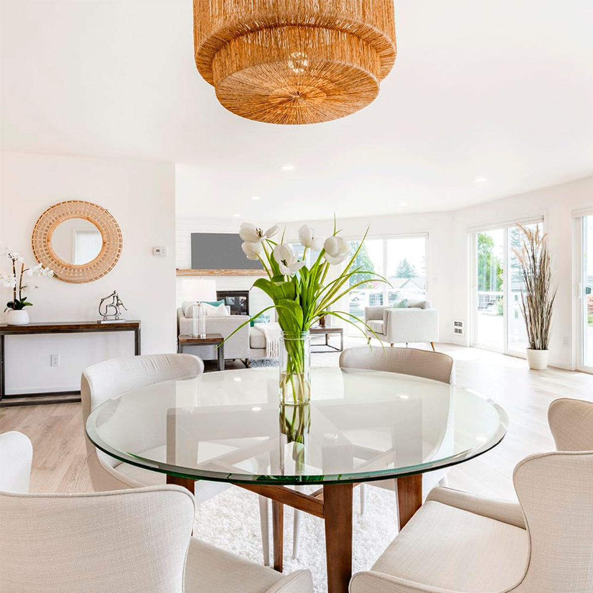 Cubierta Circular Vidrio Claro Templado 100cm Diámetro en mesa de comedor moderna con decoración elegante de DecóStore y acabado biselado de una pulgada - VitroTemp