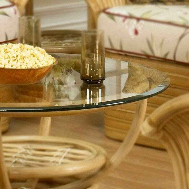 Cubierta circular de vidrio templado VitroTemp sobre mesa de madera con decoración y bocadillos