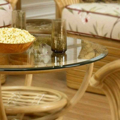 Cubierta circular de vidrio templado VitroTemp sobre mesa de madera con decoración y bocadillos